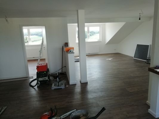 Rechts Wohnzimmer hinter Türe Kinderzimmer