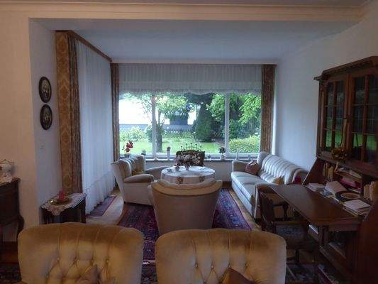 Wohnzimmer Richtung Garten + Terrasse