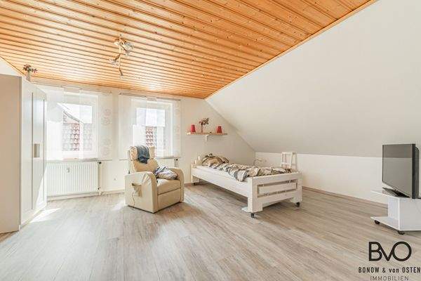 Schlafbereich mit zwei Fenstern