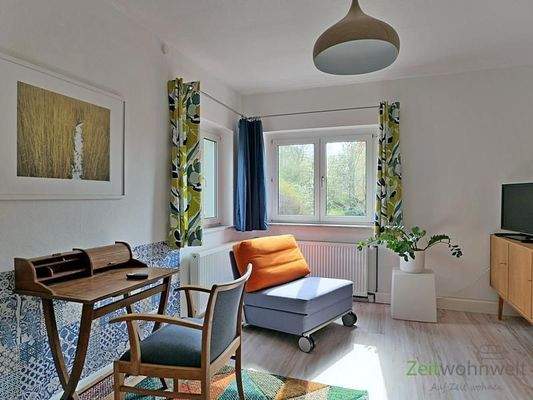 Schreibtisch, Sessel, TV