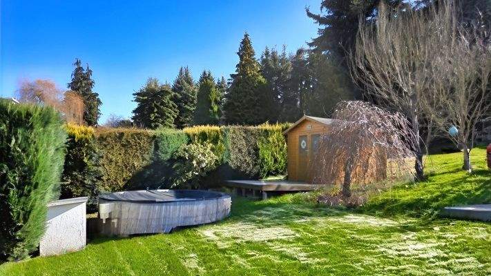 Pool mit Gartenhütte