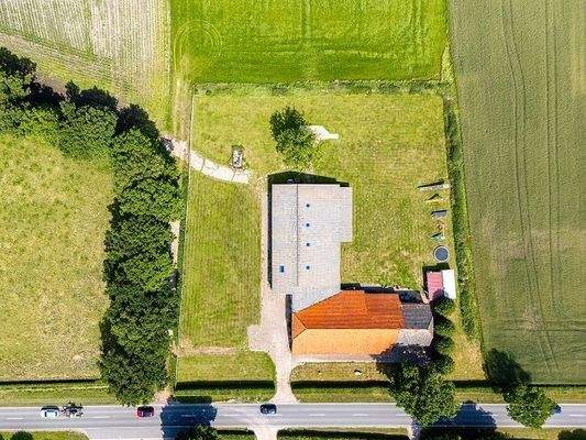 Grünfläche schmiegt sich u-förmig um den Hof