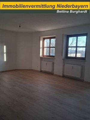 Wohnzimmer mit Zugang zum Balkon 2