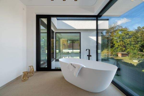 Badewanne mit Blick ins Grüne