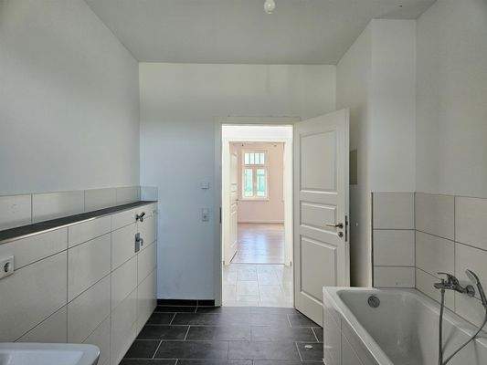 Bad mit Waschmaschinenanschluss, Blick Flur.jpg