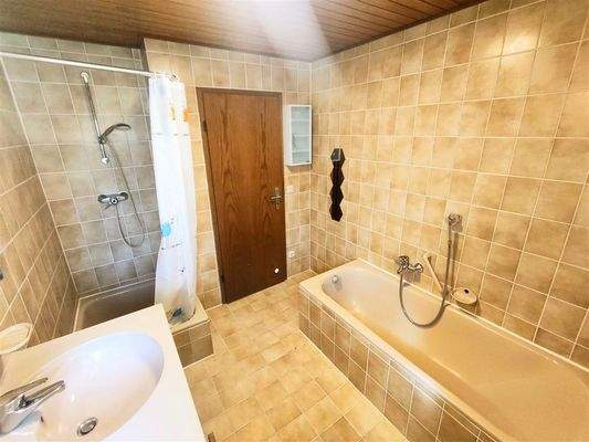 ...mit Dusche und Wanne