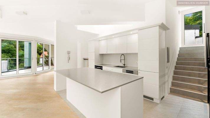 Küche mit Blick zur oberen Terrasse