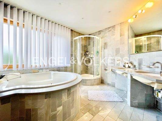 EG: Tageslicht Badezimmer mit Badewanne und Dusche