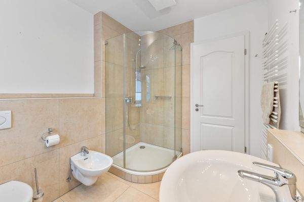 Tageslichtbad mit WC und Dusche