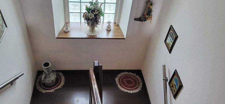 SCHÖNER HELLER TREPPENAUFGANG 