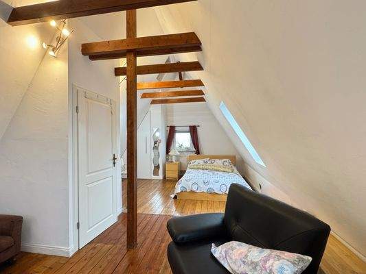 Studio im Spitzboden - Blick zum Schlafbereich