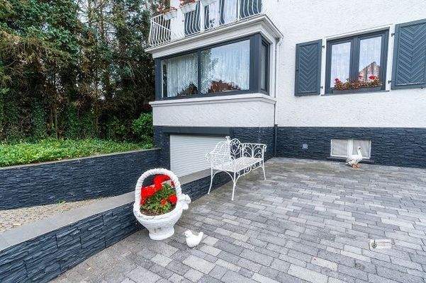 k-Hofseite mit Garagenzufahrt