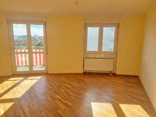 Wohnzimmer mit Blick auf Balkon