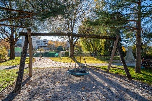 Spielplatz vor dem Haus