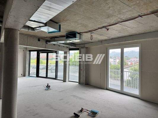 hell durch große Fenster