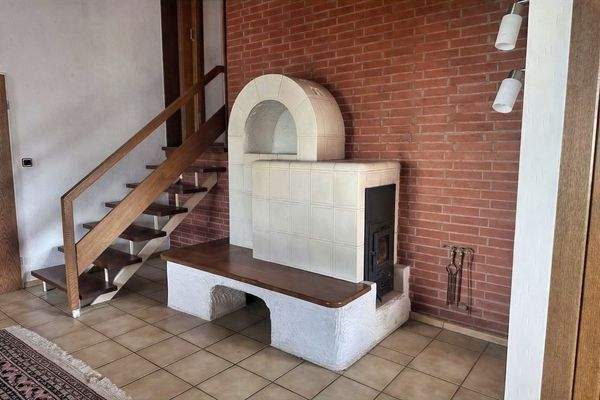 Kachelofen im Essbereich