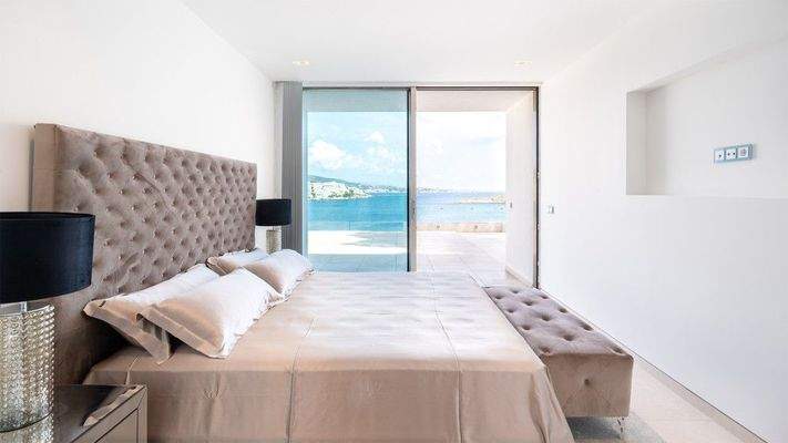 Villa in erster Meereslinie zum Verkauf in Cala Vinyes, Mallorca