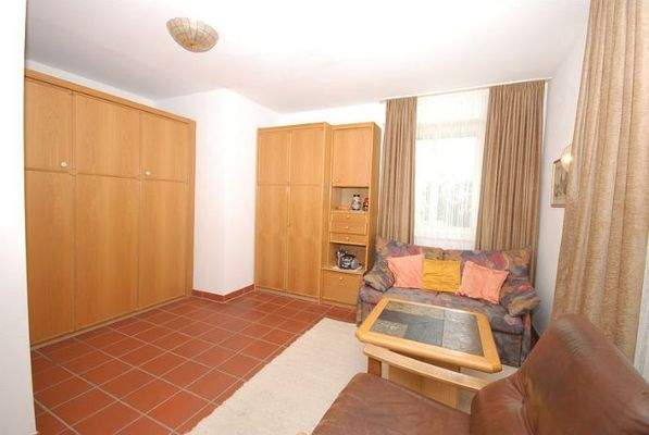 Wohn- Schlafraum mit geschlossenem Bett