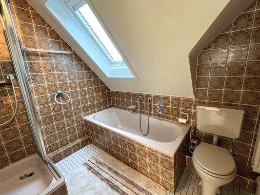 mit Dusche und Badewanne