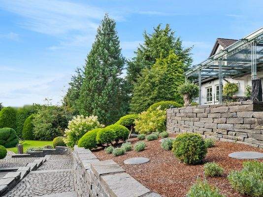 Seitliche Gartenansicht