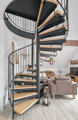 Schöne Wendeltreppe zur Empore