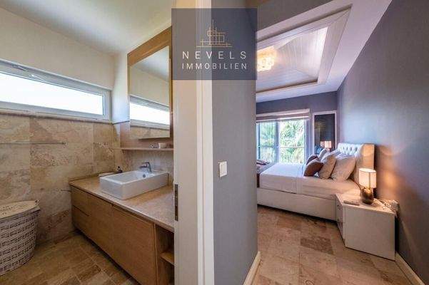 Badezimmer und Schlafzimmer