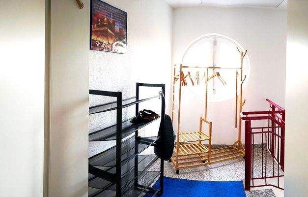 Treppenhaus vor Wohnungseingang.jpg