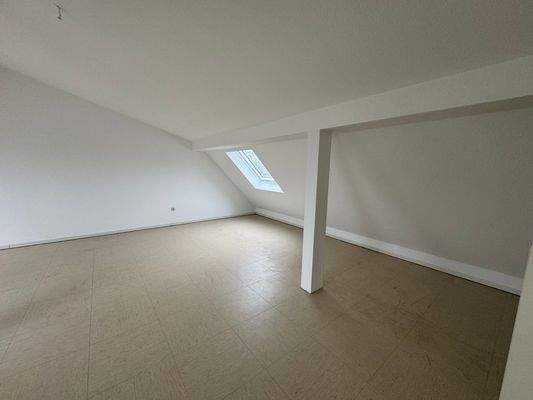 Geräumiges Dachgeschosszimmer
