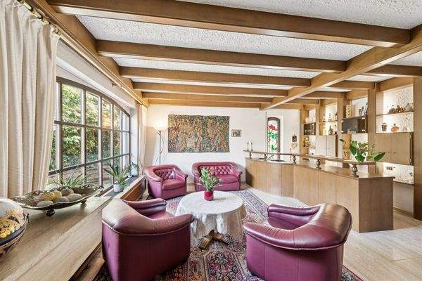 Gemütlicher Lounge-Bereich mit Kamin und Bar