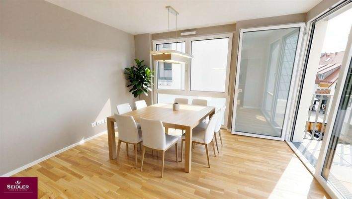 Esszimmer mit Durchgang auf den Balkon - (KI generiert)