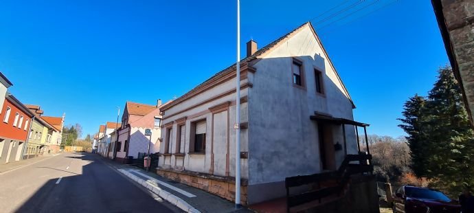 Freistehendes 1 Familienhaus mit großer Garage und viel grün