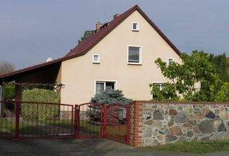 Hausansicht Südgiebel, Vorgarten, Zufahrt 