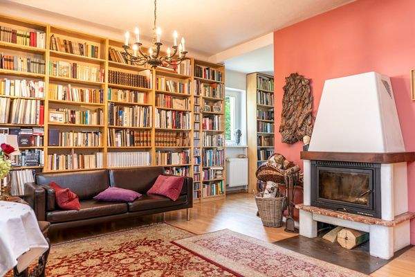 Wohnzimmer mit Kamin 