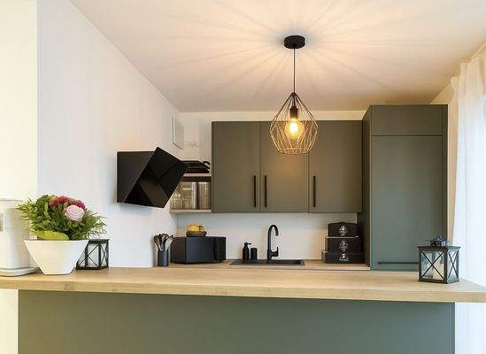 Elegante, zeitlose Küche mit klaren Linien und Ambiente-Beleuchtung