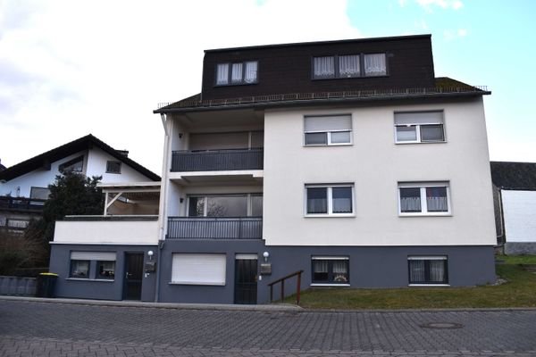 =?UTF-8?Q?Stra=C3=9Fenansicht_mit_Zug=C3=A4ngen_zu_KG-Wohnungen.JPG?=
