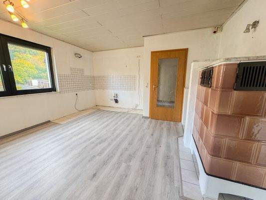 Wohnküche mit Kachelofen