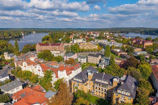 Mitten in der Stadt und doch umgeben von Wasser