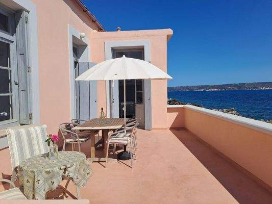 Kreta, Kalyves: Elegante neoklassizistische Villa am Meer zu verkaufen