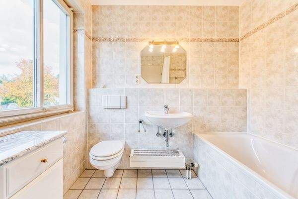 Bad mit Badewanne OG