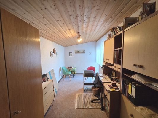 Zimmer mit Balkonzugang OG