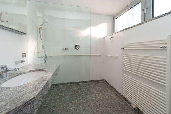 Tageslichtbad mit Dusche