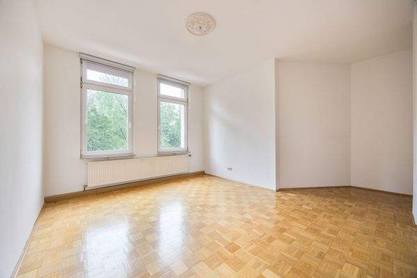 Lichtdurchflutetes Schlafzimmer mit Ausblick ins Grüne - ideal zum Durchatmen und Wohlfühlen