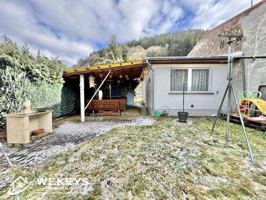 Sitzecke im Garten an der Garage