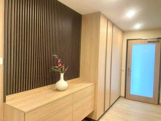 Flur Einbaumöbel Vase.jpg