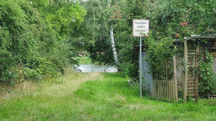 Ein Zugang zum See liegt direkt gegenüber