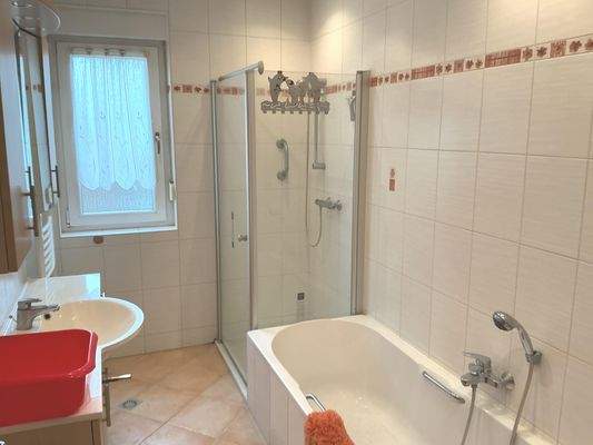 Bad mit Wanne und Dusche