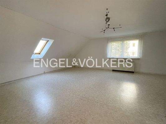 großzügiges Zimmer im Dachgeschoss