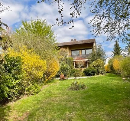 Garten mit Blick auf das Haus