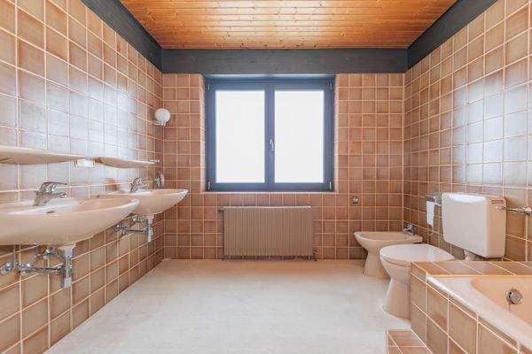 Wannenbad mit zwei Waschplätzen