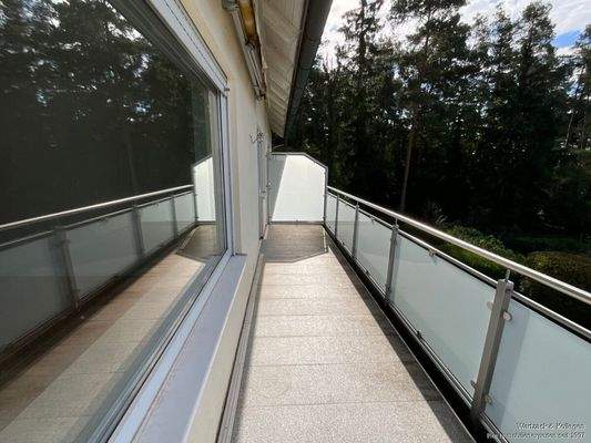 Sonniger Balkon mit Markise